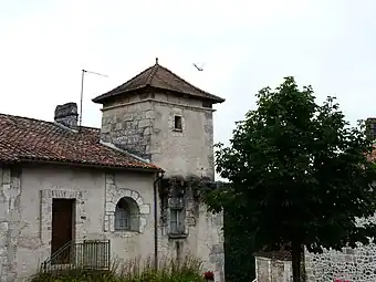 Altes Haus neben der Kirche