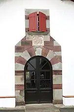 Flaschenförmige Verzierung von Hausfassaden