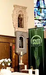 Muschel-Nische mit Sakrament-Häuschen