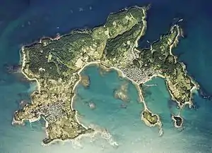 Luftbild von Saku-shima in der Mikawa-Bucht
