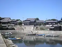 schwarze Gebäude am westlichen Hafen