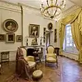 Gemälde, Möbel und Uhren im Salon doré