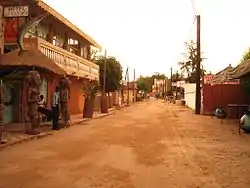 Eine Hauptstraße im Viertel Saly Niakh Niakhal