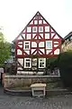 „Scheffe-Haus“ mit Brunnen