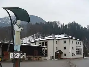 Teil der Werkstatt, dahinter Sozialgebäude und (verdeckt) Verwaltung