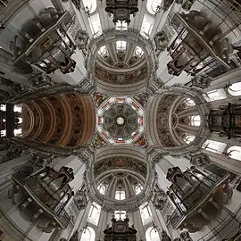 Panoramaaufnahme des Innenraums mit der Kuppel und den Vierungsorgeln