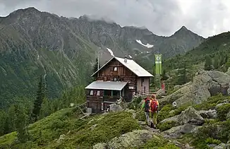 Blick nach Westen, im Hintergrund Grakofel (2551 m ü. A.), Kleines Kreuzeck (2505 m) und Geierspitz (2403 m).