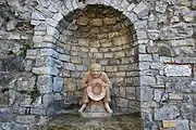 Der Brunnen mit der Terracottafigur Luca Cava