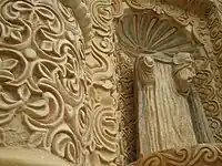 Statue und Detail der Fassade