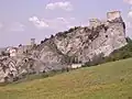 Das Dorf, das von der Festung dominiert wird