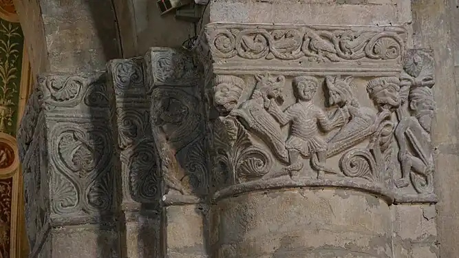 Eine der Kapitelle der Säulen des Hauptschiffs.