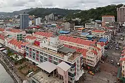 Blick auf das Hafenviertel von Sandakan
