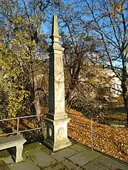 Sandsteinobelisk auf Schloss Pillnitz mit Flachreliefs im Sil des Manierismus