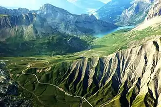 Sanetschpass (vorne links) mit Stausee