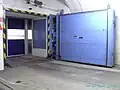 Äußeres Drucktor der Fahrzeugschleuse in der Hauptzufahrt des Stollensystems