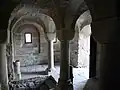 Kapitelle und Fenster der Krypta