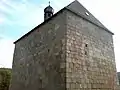 Westfassade mit vermau- ertem Obereingang