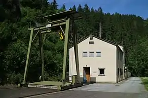 Betriebsgebäude mit Bockkran