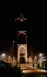 Neues Bodenmosaik vor dem Hauptportal und nächtliche Illumination des Turms.