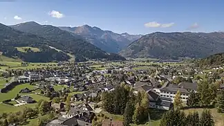 Blick auf St. Michael; mittig im Hintergrund die nordöstliche Hafnergruppe (v. l. n. r. Tschanegg, Kareck, Steinwandeck, Brandriegel, Schlungkopf, Storzspitze, Zickenberg).