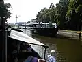 Kabinenfahrgastschiff während der Schleuseneinfahrt