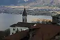 Pfarrkirche mit dem See im Hintergrund