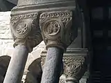 Kapitelle mit ornamentalen Motiven, rechts vorne ein Ritter mit dem Wappen des Hauses Folch de Cardona