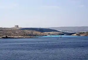 Blick von Gozo über den Gozokanal auf Comino und Cominotto, im Hintergrund Malta