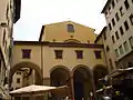 Der Anschluss an die Fassade der Kirche Santa Felicita