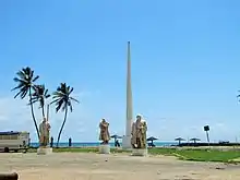 Drei der Entdecker-Statuen vor dem Museum.