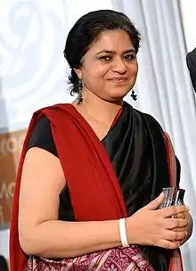 Sara Hossain, bangladeschische Juristin im roten Sari. 2016