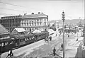 1896: ein Dampfzug auf Straßenbahngleisen beim Lokalbahnhof