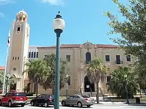 Sarasota County Courthouse (2011). Das Courthouse wurde 1927 im Stile des Mediterranean Revival („Wiederkehr des Mittelmeerstils“) fertig gestellt. Im März 1984 wurde es in das NRHP eingetragen.