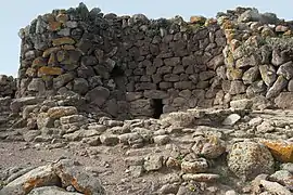Nuraghe Arrubiu, Seiteneingang