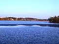 Siedlung über den Sartai-See hinweg gesehen