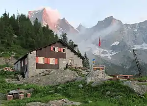 Die Sasc-Furä-Hütte vor der Nordkante des Piz Badile