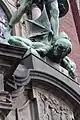 Satanskopf der St.Michaelis- und Luzifergruppe über dem Eingangsportal der Hauptkirche Sankt Michaelis (Hamburg). 1950 von E.H. neu gefertigt. Kupfertreibarbeit