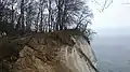 Blick von der südlich des Walls abgebrochenen Uferkante auf das namensgebende Kreiderelief des Sattel auf dem Hengst, 2015