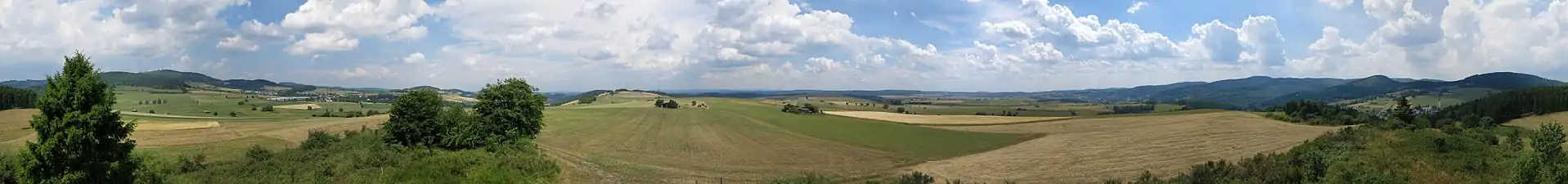 Rundumblick über das Landschaftsschutzgebiet vom Aussichtspunkt Sauerland Stabil-Stuhl