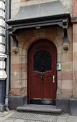 Haupteingang mit Fensterverdachung (2018)