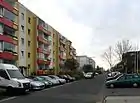 Schönewalder Straße mit dem Schul- und Sportensemble auf der rechten Seite