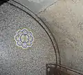 Blumen-Falter-Motiv in der Krypta