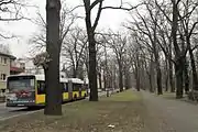 Schönwalder Allee nördlich des Fehrbelliner Tores (Klinkeplatz) Richtung Johannesstift, rechts die ehemalige Straßenbahntrasse