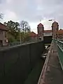 Einfahrt eines Schiffes in die Schleuse, von der Schleusenkammer aus gesehen.