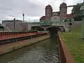 Einfahrt eines Schiffes von der Unterseite der Schleuse aus gesehen.