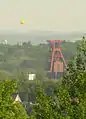 SchachtZeichen neben Schacht XII des Weltkulturerbes Zeche Zollverein, Essen (von der etwa 3,5 km nördlich liegenden Schurenbachhalde aus aufgenommen)