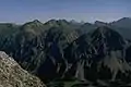 Schänzlekopf (rechter Gipfel im Bergzug im Vordergrund) von den Sattelköpfen. Links davon die Schänzlespitze. Darüber der Kastenkopf, links davon der Lahnerkopf.