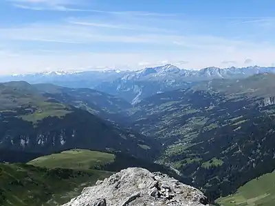 Blick durch das Schanfigg, im Hintergrund der Calanda.
