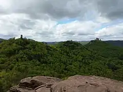 Blick vom Slevogtfels Richtung Westen auf die Trifelsgruppe