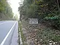 B&nbsp;154 bei der Passhöhe mit Schild